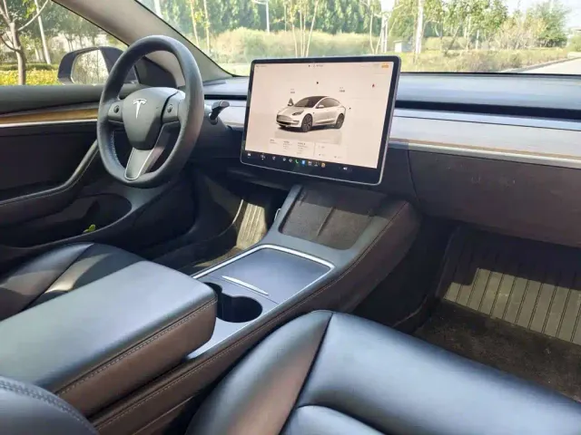 Tesla Model 3 — Фото автомобиля 6