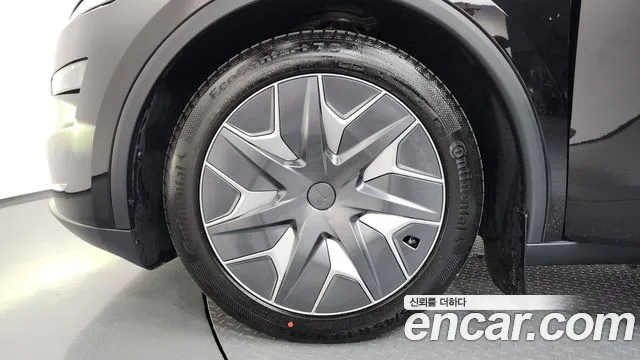 Tesla Model Y — Фото автомобиля 5
