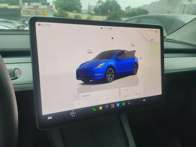 Tesla Model Y — Фото автомобиля 12