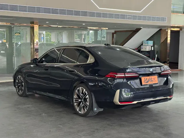 BMW 5 Series — Фото автомобиля 3