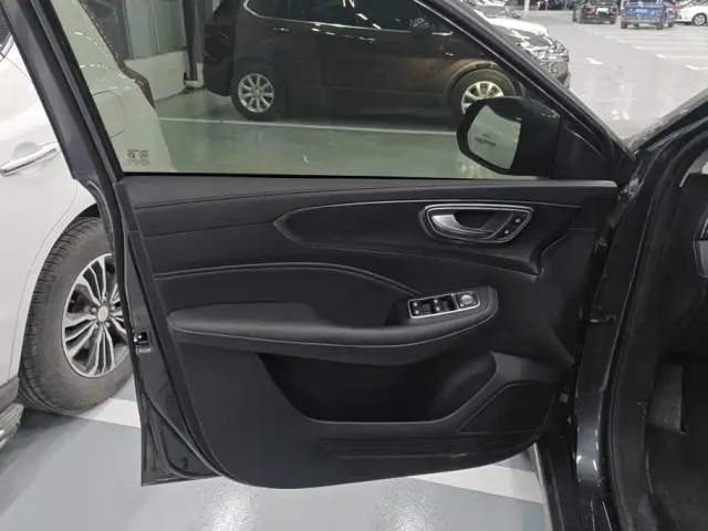 Roewe RX5 — Фото автомобиля 7
