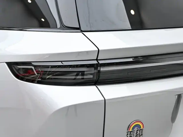 Li Auto i8 — Фото автомобиля 10