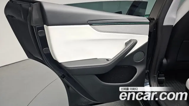Tesla Model Y — Фото автомобиля 19