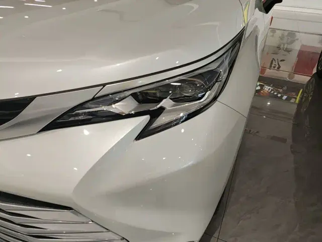 Toyota Sienna — Фото автомобиля 23
