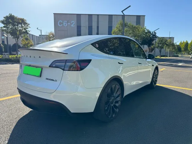Tesla Model Y — Фото автомобиля 4