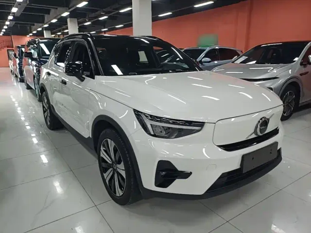Volvo XC40 — Фото автомобиля 3