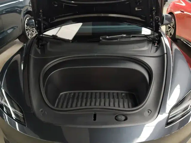 Tesla Model 3 — Фото автомобиля 10