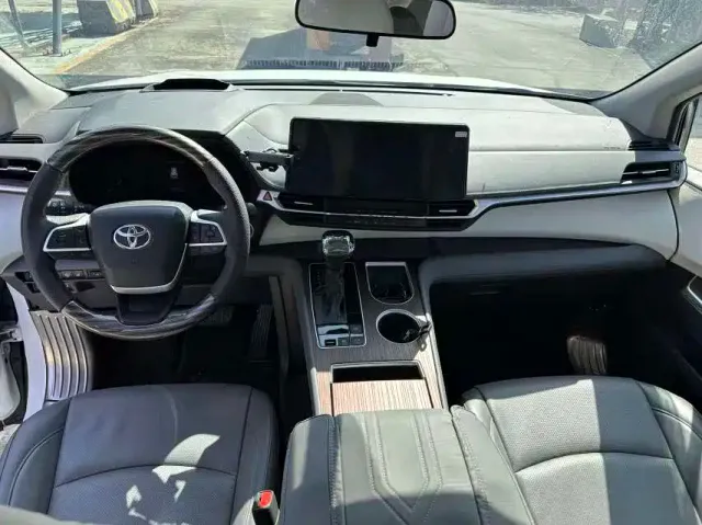 Toyota Sienna — Фото автомобиля 4