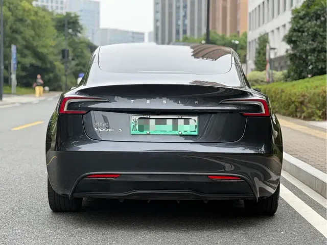 Tesla Model 3 — Фото автомобиля 4