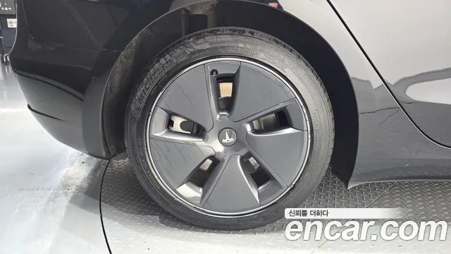 Tesla Model 3 — Фото автомобиля 5