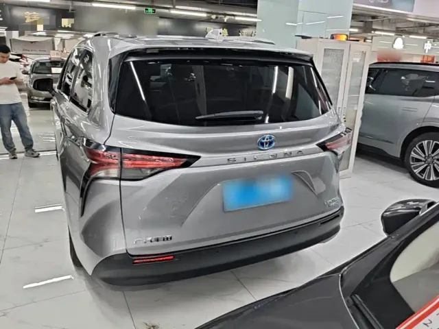 Toyota Sienna — Фото автомобиля 5