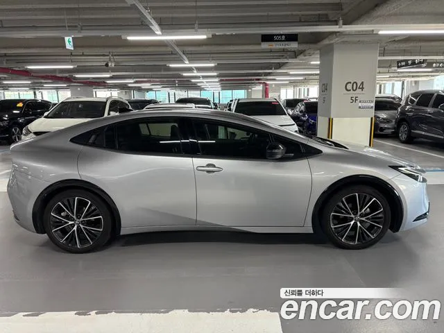 Toyota Prius 5th Gen — Фото автомобиля 3
