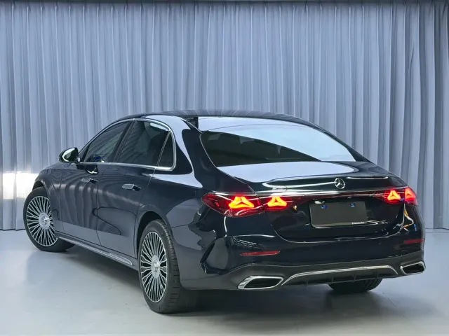 Mercedes-Benz E-Class — Фото автомобиля 4