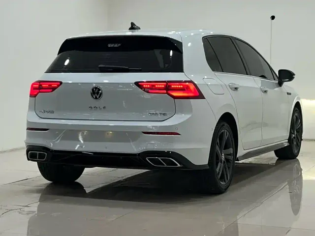 Volkswagen Golf — Фото автомобиля 4
