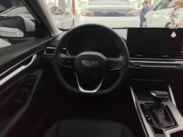 Geely Emgrand — Фото автомобиля 10