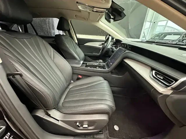 Hongqi H5 — Фото автомобиля 10