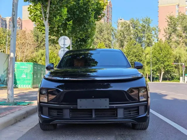 Li Auto L8 — Фото автомобиля 17