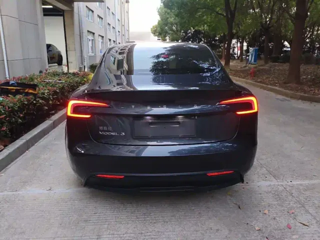 Tesla Model 3 — Фото автомобиля 5