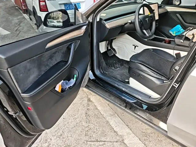 Tesla Model Y — Фото автомобиля 15