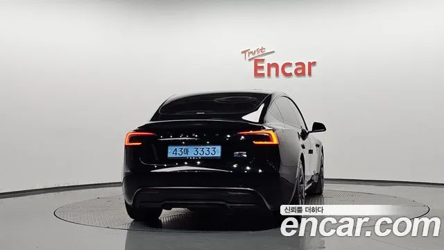 Tesla Model 3 — Фото автомобиля 4