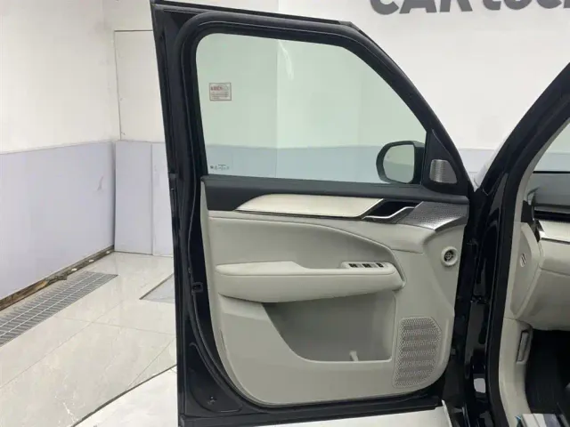 Volvo EM90 — Фото автомобиля 3