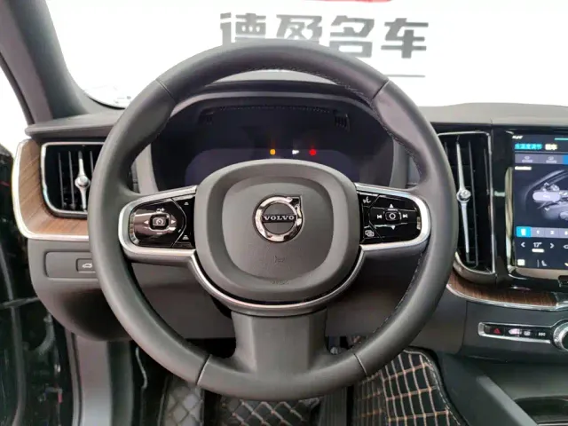 Volvo XC60 — Фото автомобиля 12