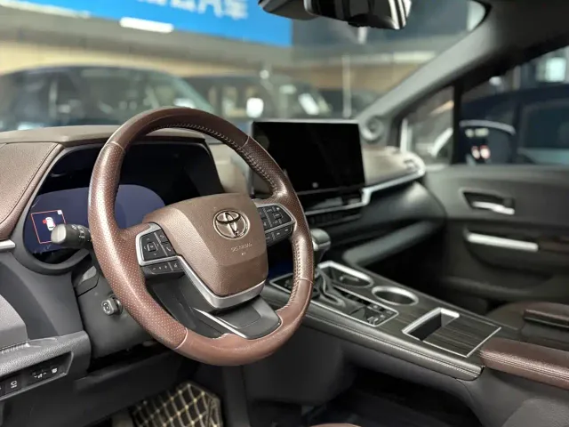 Toyota Sienna — Фото автомобиля 4