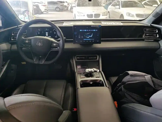 BYD Qin L — Фото автомобиля 9