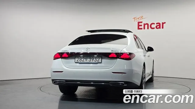 Mercedes-Benz E-Class — Фото автомобиля 2