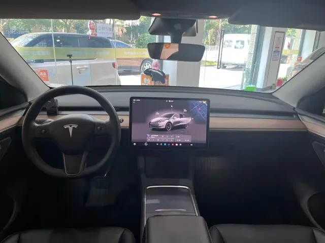 Tesla Model Y — Фото автомобиля 6
