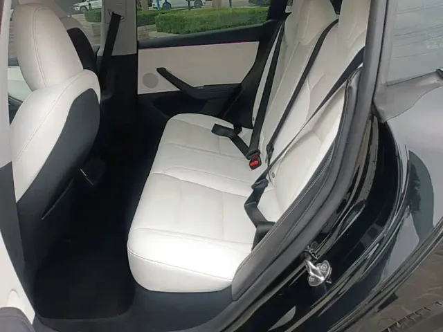 Tesla Model 3 — Фото автомобиля 16