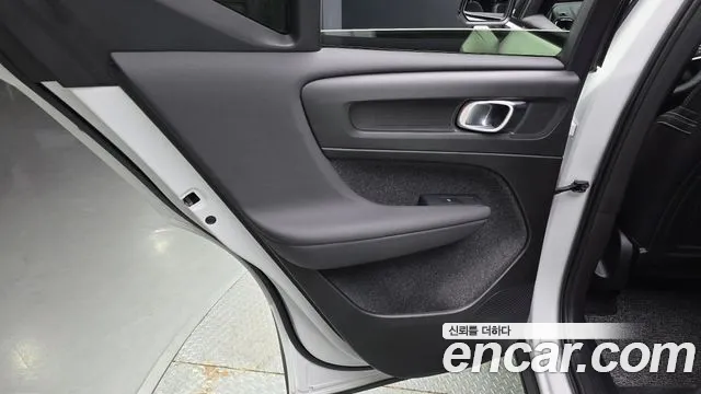 Вольво XC40 — Фото автомобиля 21