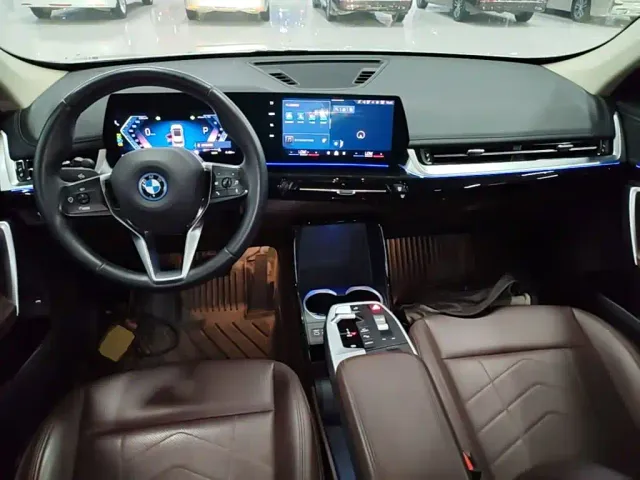 BMW iX1 — Фото автомобиля 9