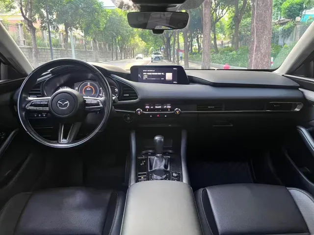 Mazda Mazda3 Axela 2022 2.0L Automatic Elegance Edition — Фото автомобиля 9