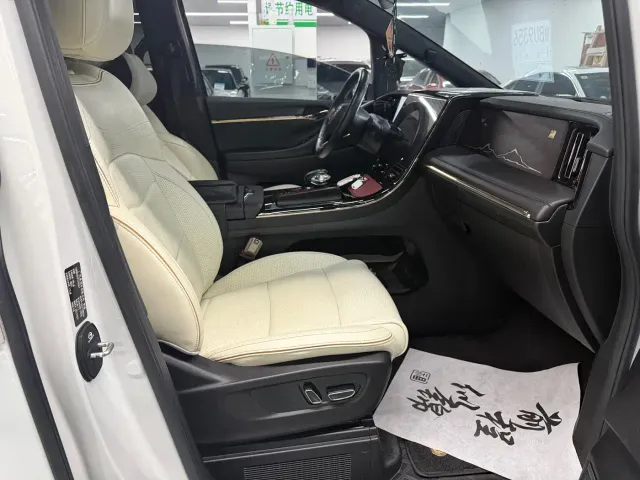 GAC Trumpchi M8 — Фото автомобиля 11