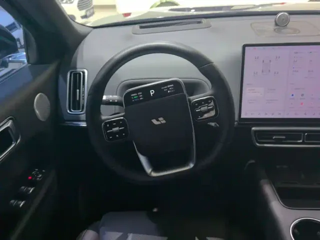 Li Auto L8 — Фото автомобиля 10