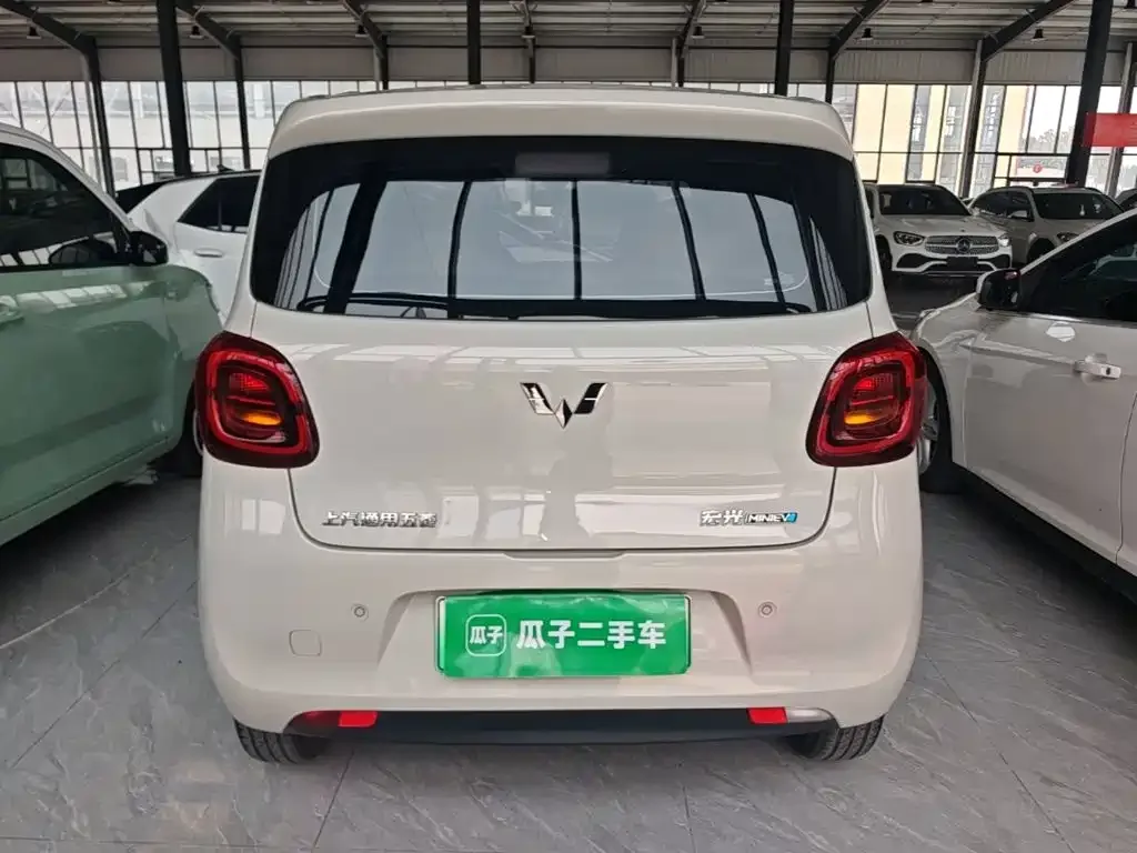 Wuling Motors Hongguang MINIEV 2025 4-Door Premium Edition — Фото автомобиля 5