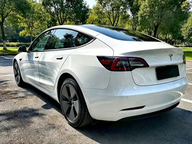 Tesla Model 3 — Фото автомобиля 4