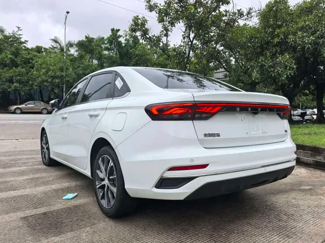 Geely Emgrand — Фото автомобиля 13