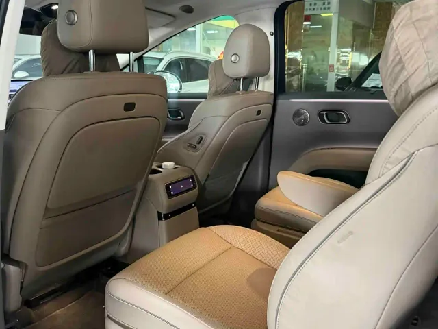 Li Auto i8 — Фото автомобиля 6