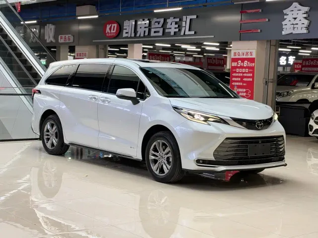 Toyota Sienna — Фото автомобиля 3