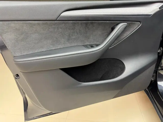 Tesla Model Y — Фото автомобиля 9