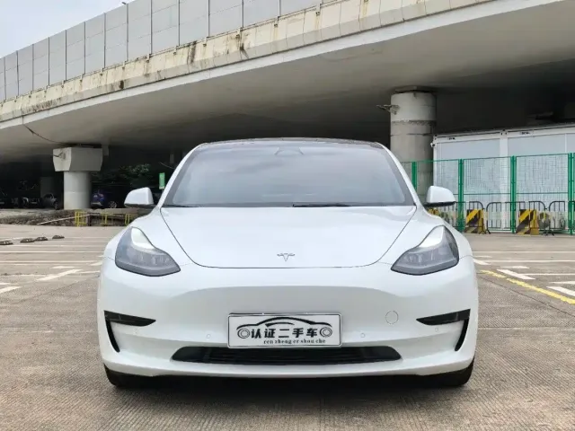 Tesla Model 3 — Фото автомобиля 2