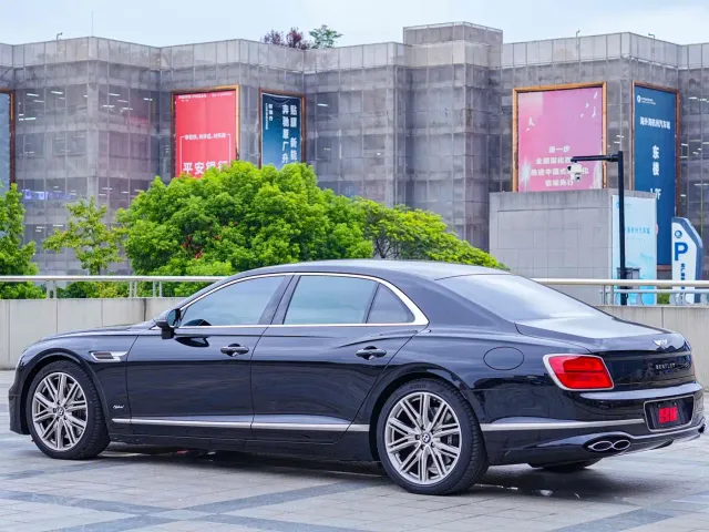 Bentley Flying Spur — Фото автомобиля 6