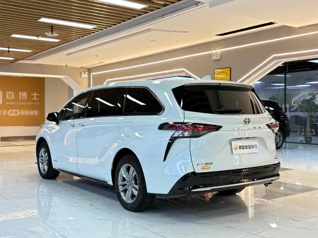 Toyota Sienna — Фото автомобиля 3