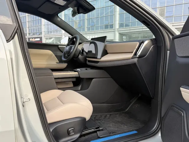 Volvo XC70 Plug-in Hybrid — Фото автомобиля 10
