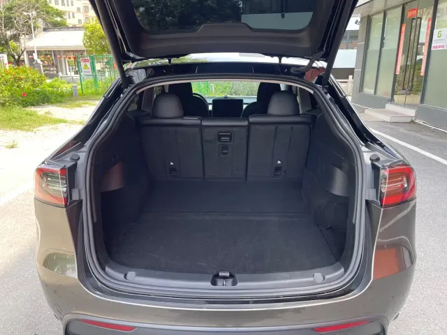 Tesla Model Y — Фото автомобиля 18