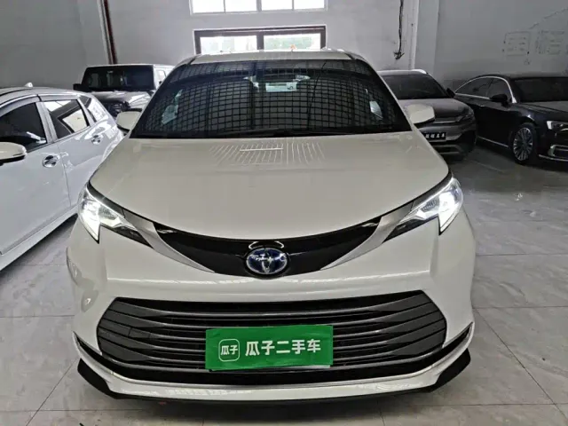 Toyota Sienna — Фото автомобиля 2