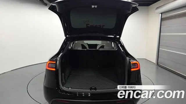 Tesla Model Y — Фото автомобиля 20