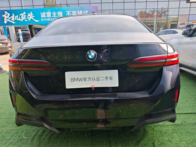BMW 5 Series — Фото автомобиля 11